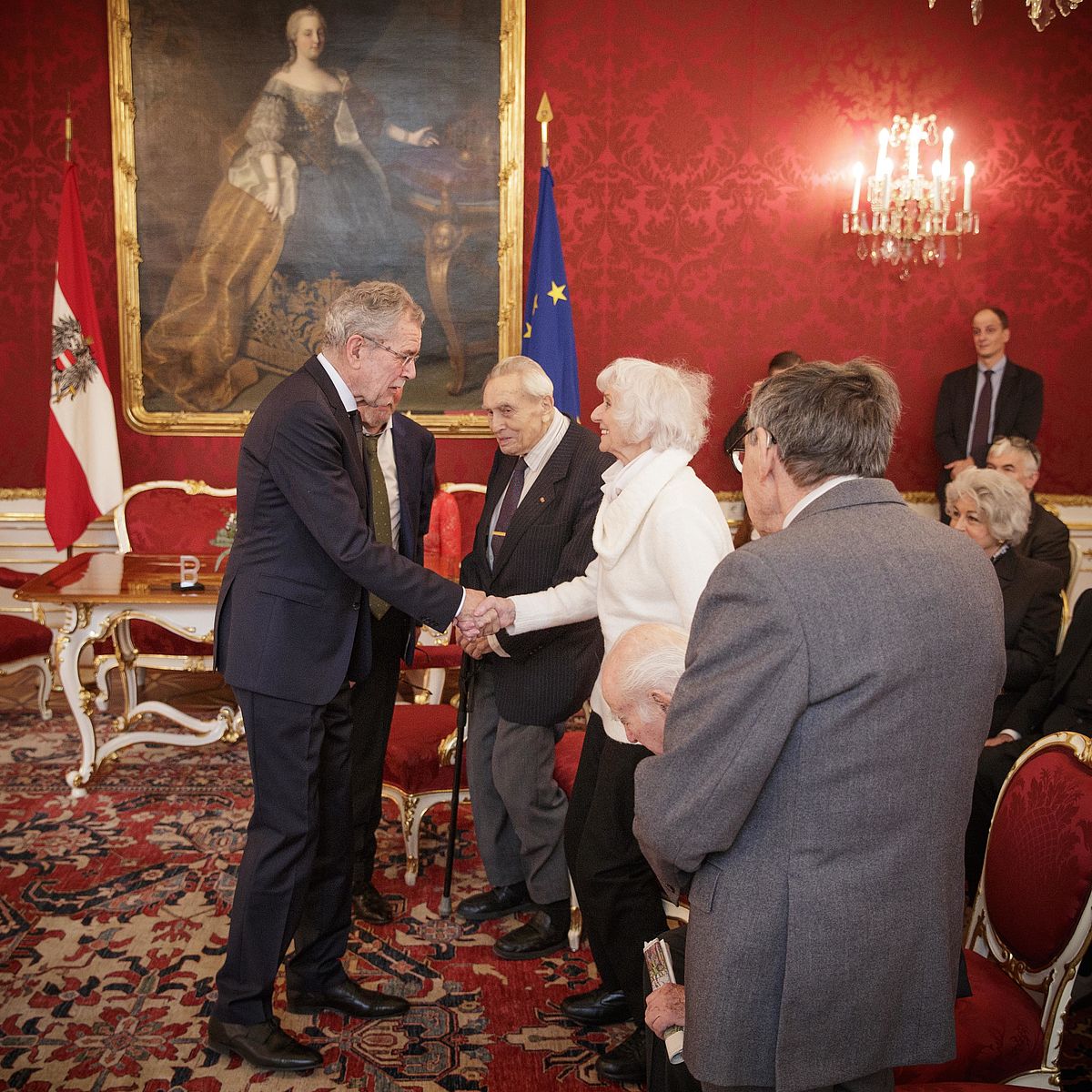 Bundespräsident Alexander Van der Bellen erhält die 'Gabe der Erinnerung'